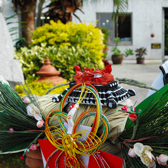 末広がりの28日 しめ縄を飾りました 沖縄本部町のプライベートヴィラ ヴィラ モトブヒルズリゾート 公式